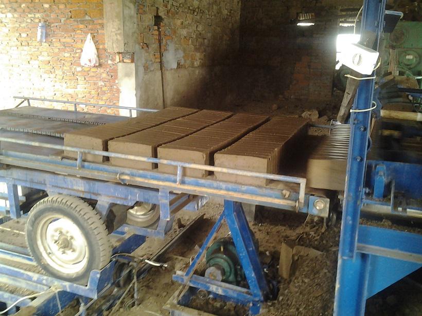 鑫業(yè)自動(dòng)水坯車裝車機(jī)使用現(xiàn)場(chǎng)